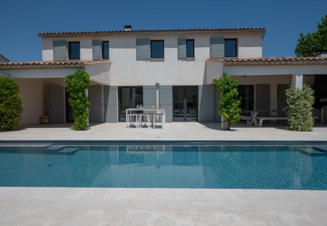 Villa Beaumont met verwarmd en beveiligd zwembad, 4 slaapkamers en 4 badkamers, loopafstand van Malaucène - Provence