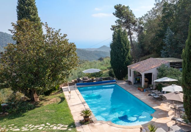 Verwarmd zwembad met ligbedden en uitzicht op Baai van Cannes bij Villa 83RENA