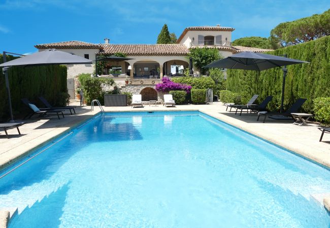 Zwembad en tuin bij Villa Toscane