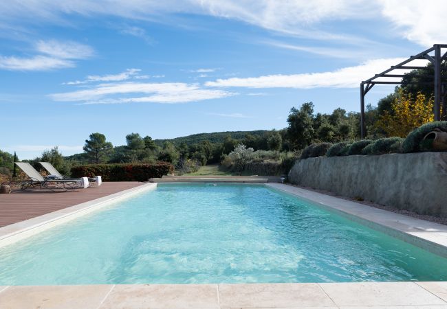 Prachtig uitzicht vanaf het zonneterras bij het grote verwarmde zwembad in Villa Les Petits Puits, Ampus, Provence