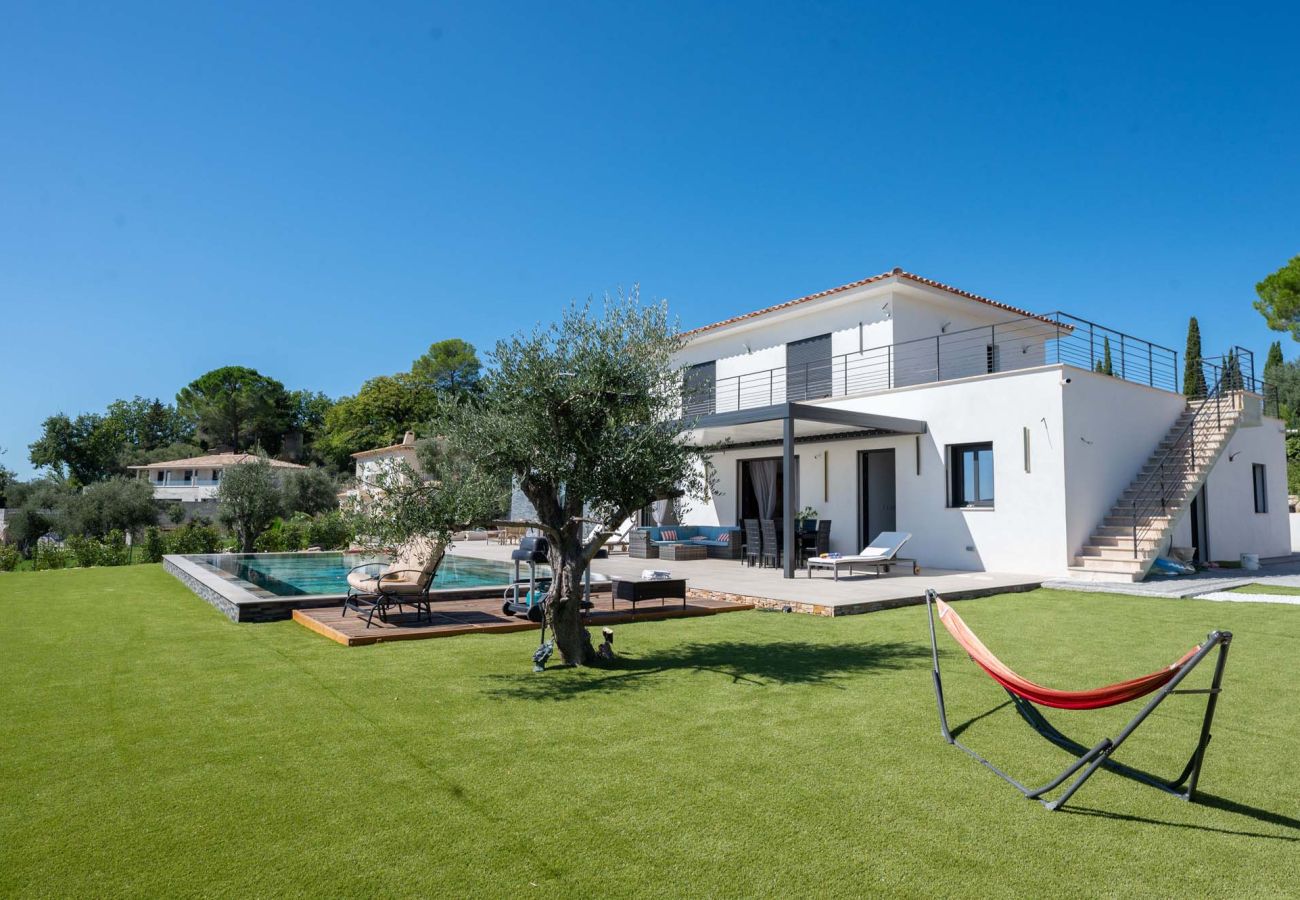 Villa Belletoile met een weelderige tuin, hangmat onder een olijfboom en spiegelzwembad in de Provence.