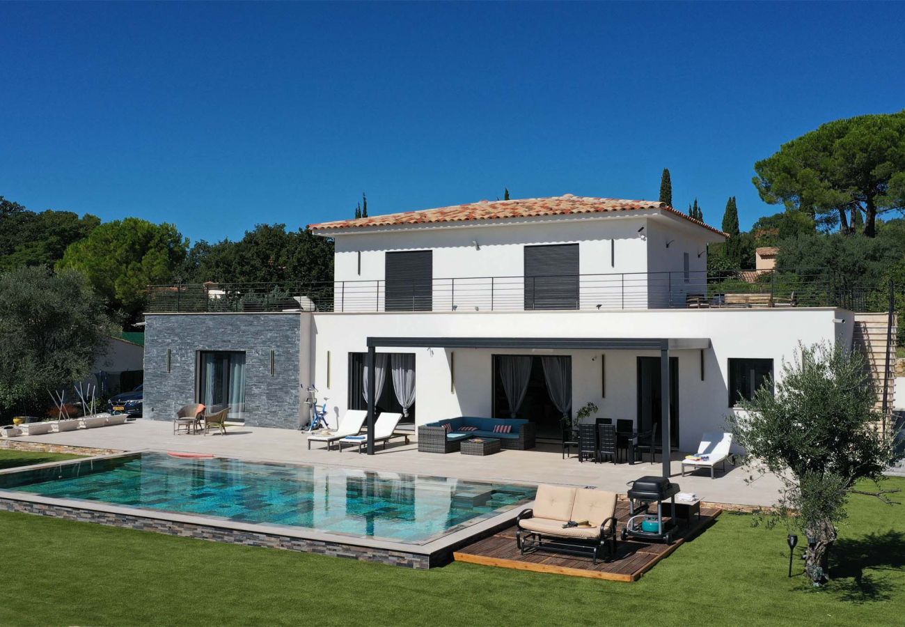 Dronebeeld van Villa Belletoile met spiegelzwembad en adembenemend landschap in de Provence.